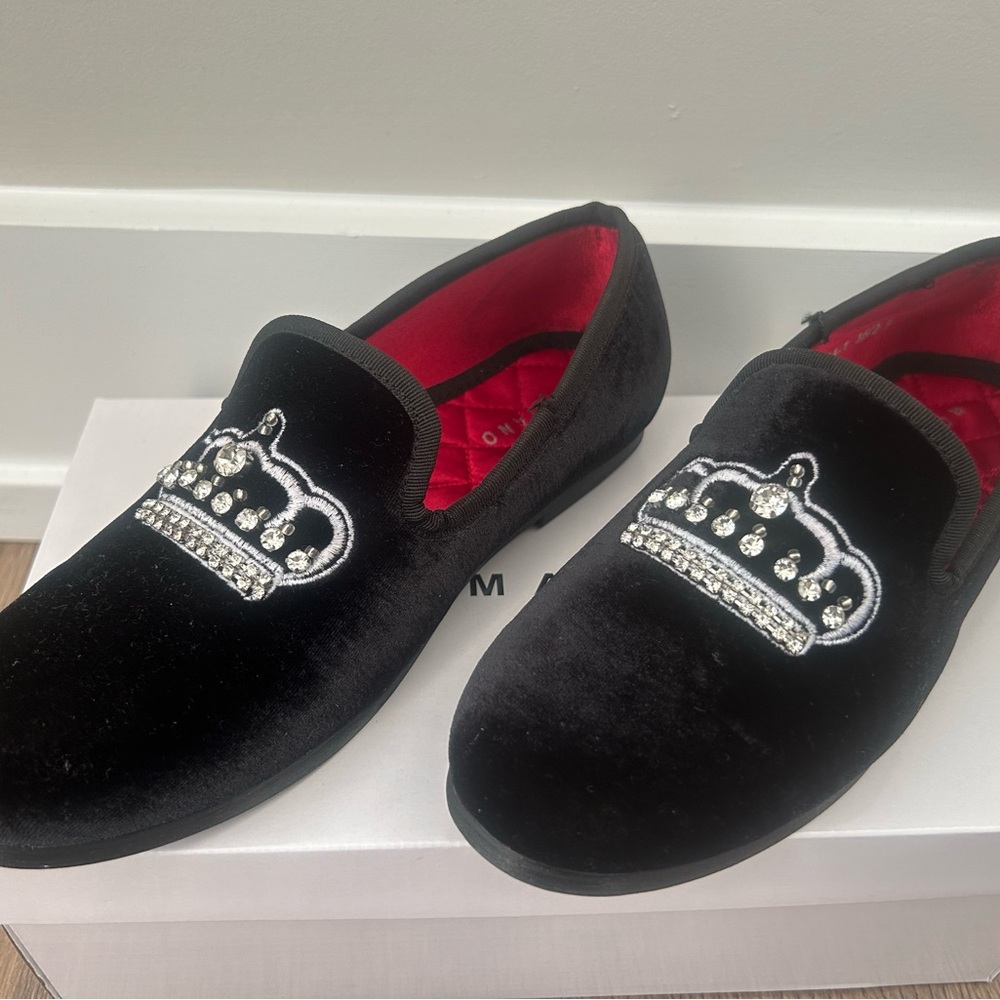 Boys Black Velvet Crown Embellished slip on Loafers (size 2.5)
